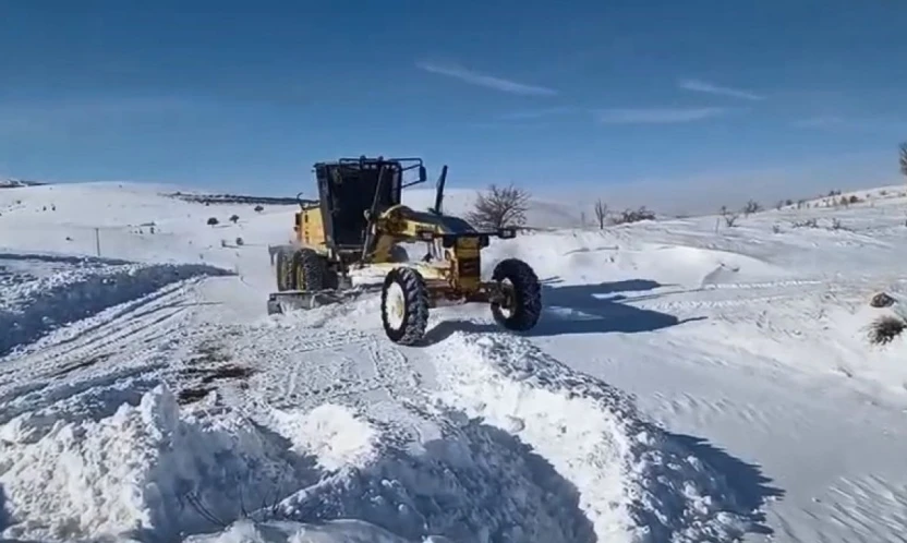 Elazığ'da kapalı köy yollarında çalışmalar sürüyor