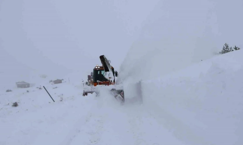 Elazığ'da kapalı köy yollarında çalışmalar sürüyor