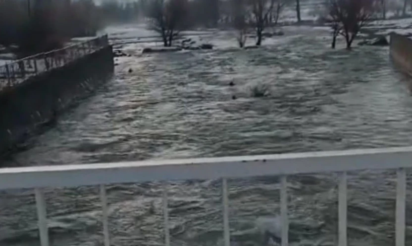 Elazığ'da kar suları eridi, dereler coştu