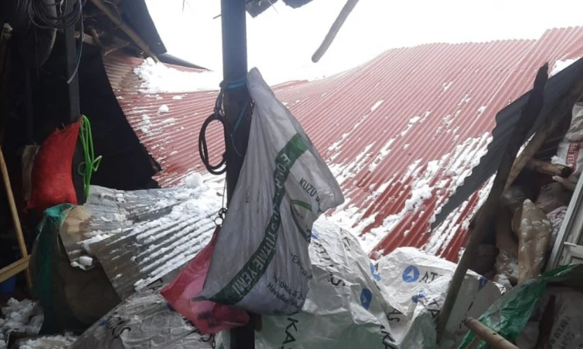 Elazığ'da kar ve fırtına köyün tek marketini kullanılamaz hale getirdi