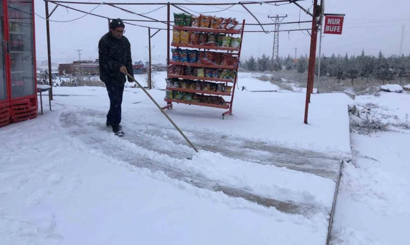 Elazığ'da kar yağışı etkili oldu, kent beyaza büründü