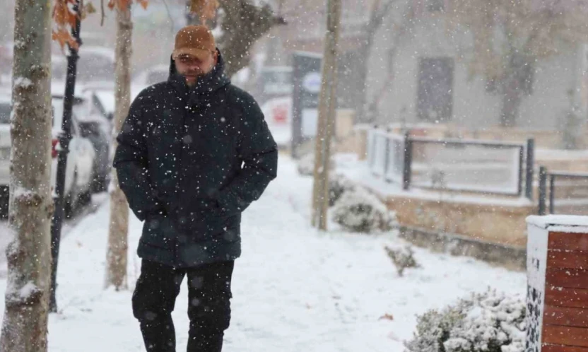 Elazığ'da kar yağışı sürüyor: 4 bin yıllık tarihi Harput beyaza büründü