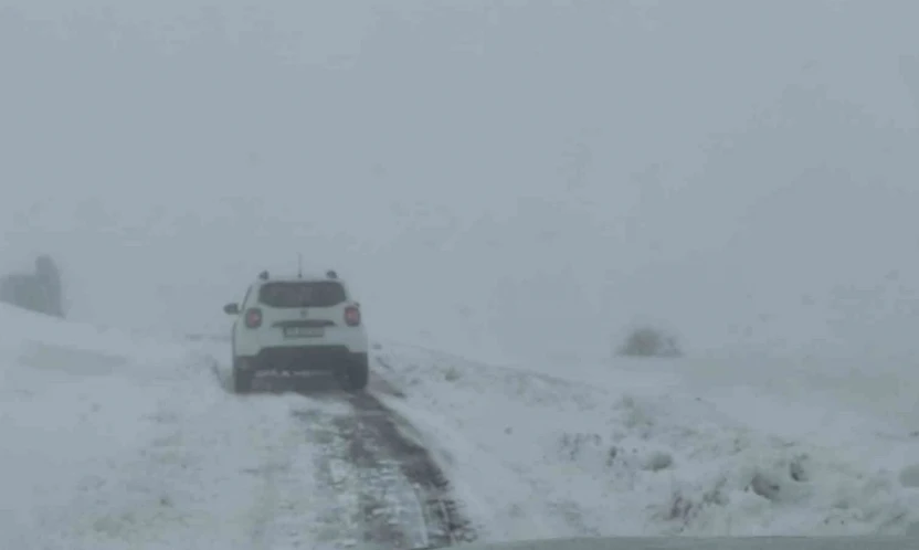 Elazığ'da kar yağışında mahsur kalan araç kurtarıldı