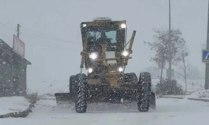 Elazığ'da kar yağışıyla birlikte, belediye ekipleri çalışmalara başladı
