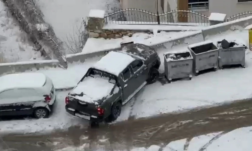 Elazığ'da karda kayan araçlar kameraya yansıdı