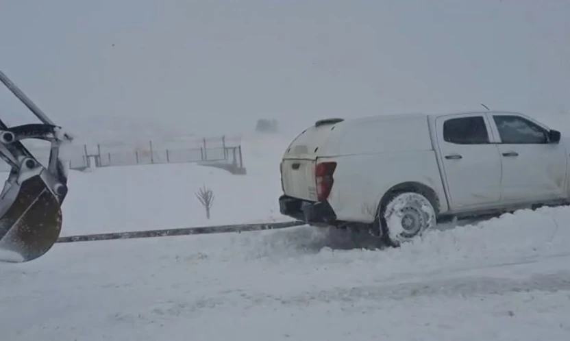 Elazığ'da karda mahsur kalan araçlar kurtarıldı