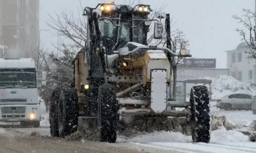 Elazığ'da karla mücadele çalışmaları sürüyor