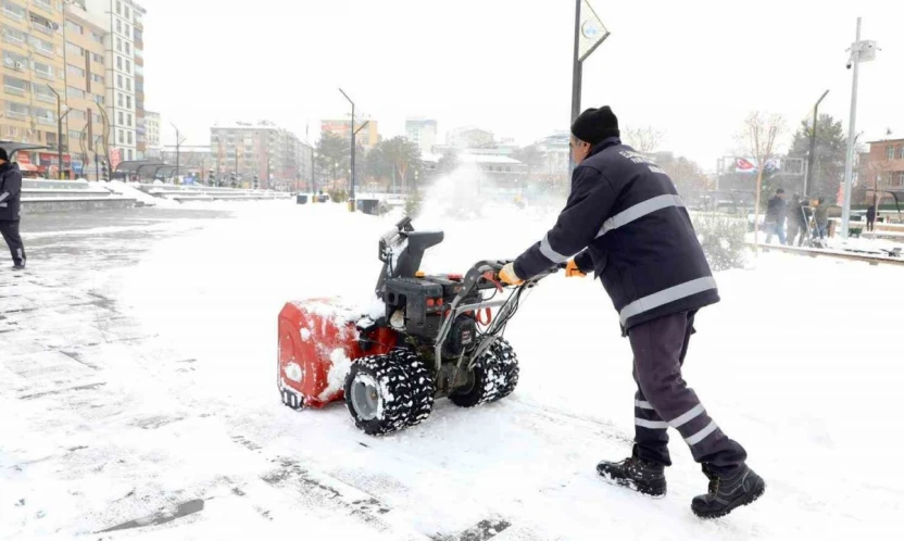 Elazığ'da karla mücadele çalışmaları sürüyor