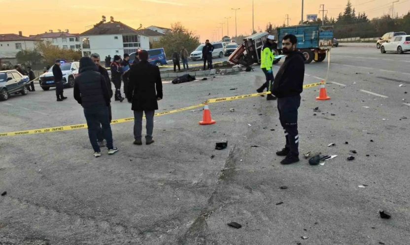 Elazığ'da kazada savrulan araç yayaya çarptı: 1 ölü, 2 yaralı