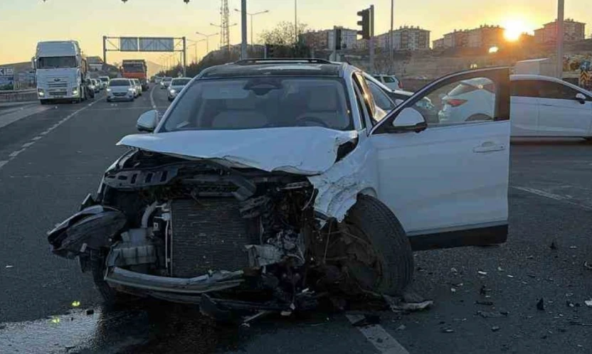Elazığ'da minibüs ile cip çarpıştı: 2 yaralı