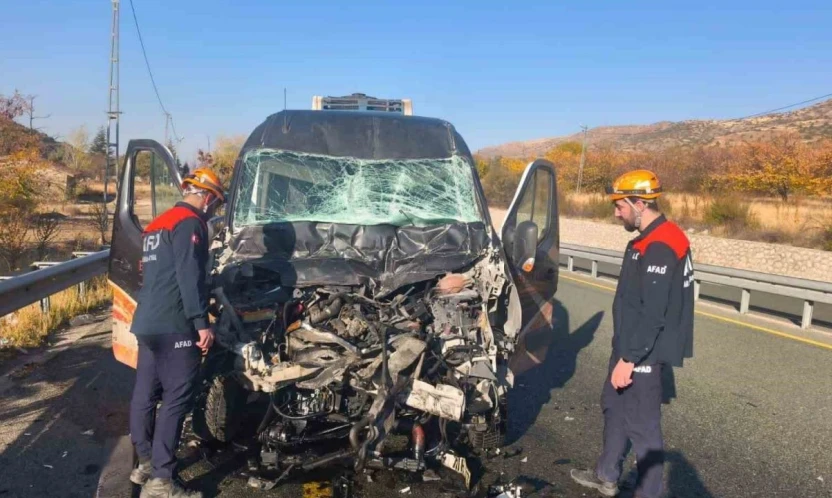 Elazığ'da minibüs ile kamyon çarpıştı: 1 yaralı