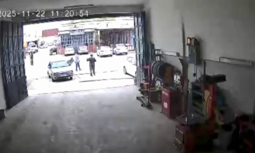 Elazığ'da motosiklet kazası güvenlik kamerasına yansıdı