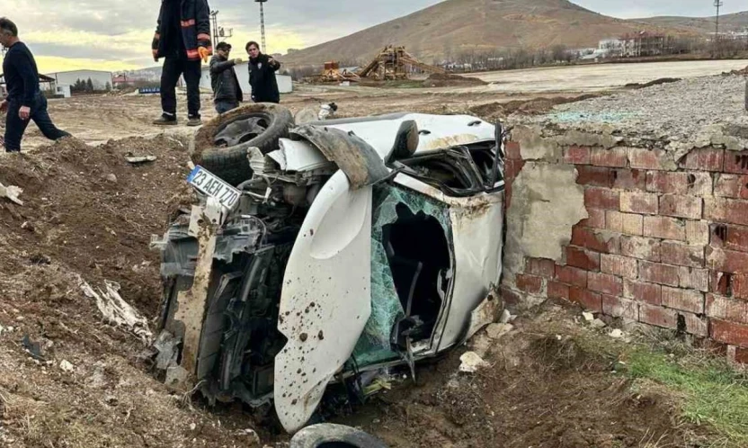 Elazığ'da otomobil aydınlatma direğine çarptı: 2 yaralı