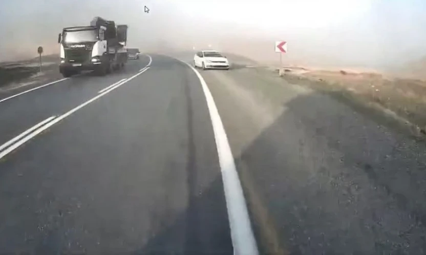 Elazığ'da otomobilin hatalı sollaması kazaya davetiye çıkardı