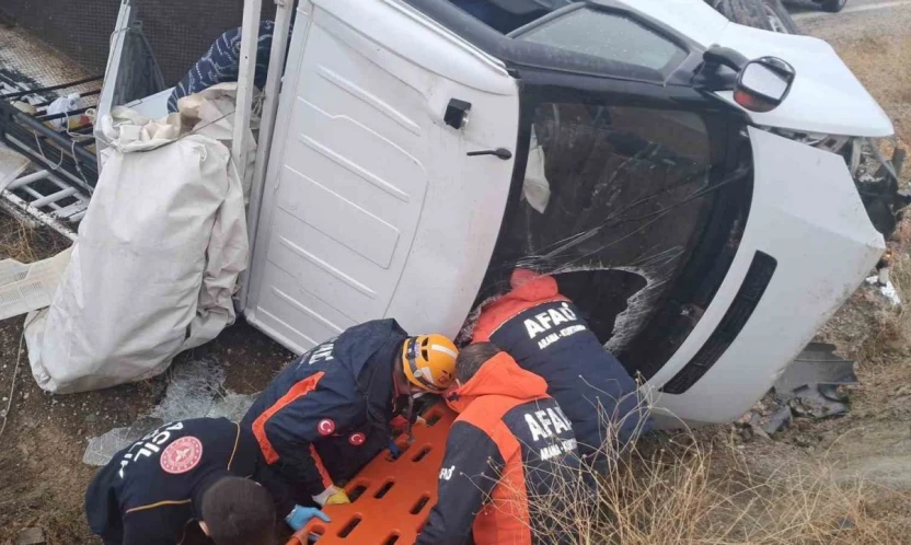 Elazığ'da pikap şarampole uçtu: 2 yaralı