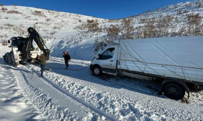Elazığ'da şarampole düşen pikap kurtarıldı