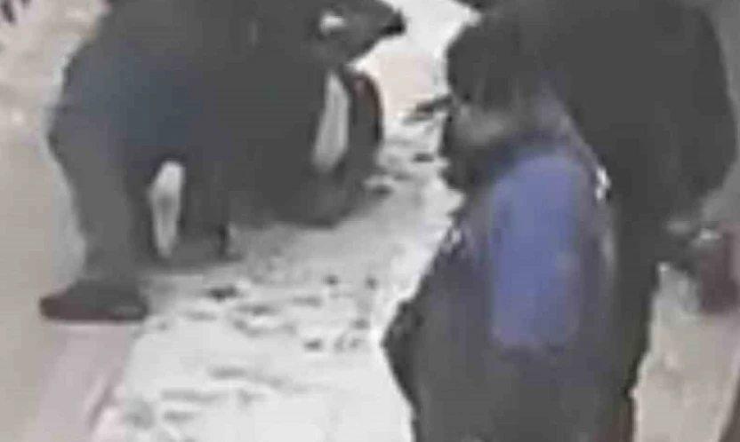 Elazığ'da sokak ortasında tekme tokat kavga: O anlar kamerada