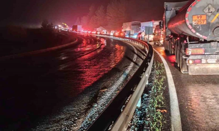 Elazığ'da tır devrildi: Kilometrelerce araç kuyruğu oluştu
