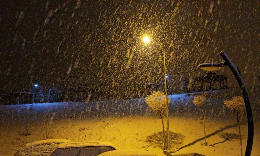Elazığ'da yoğun kar yağışı başladı