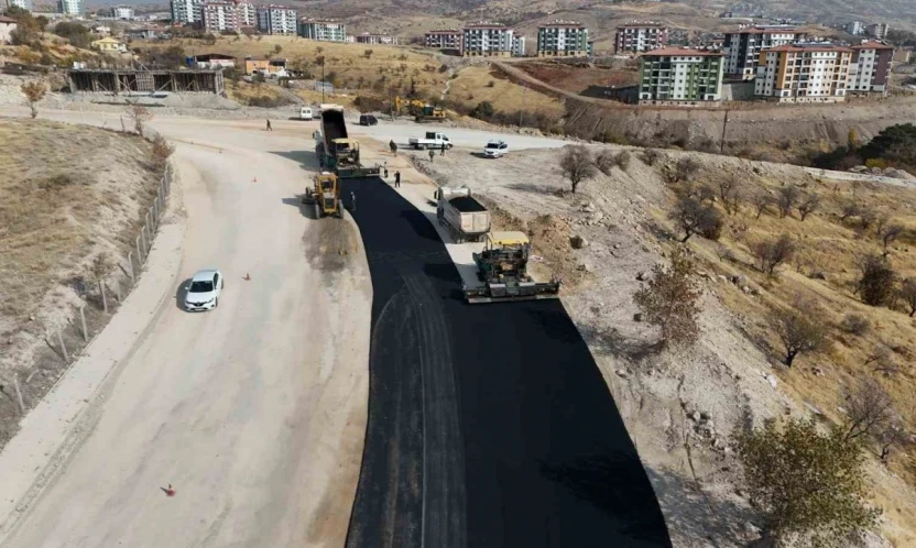 Elazığ'da yol yenileme çalışmaları devam ediyor