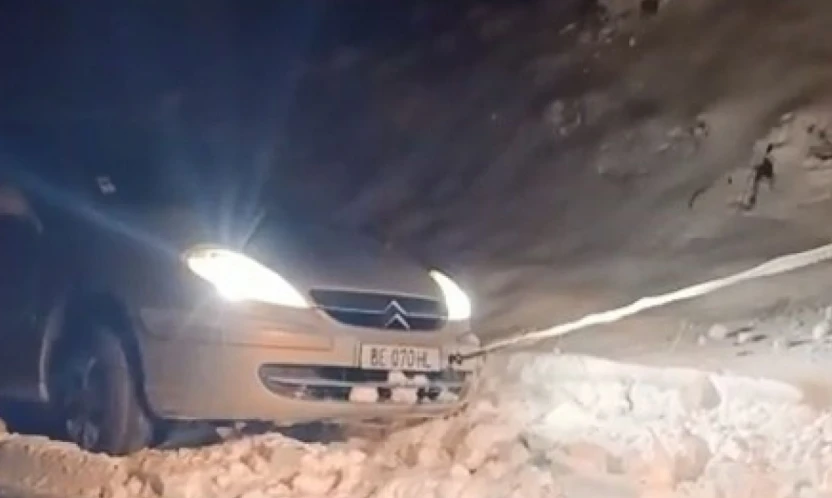 Elazığ'da yolda mahsur kalan araç kurtarıldı