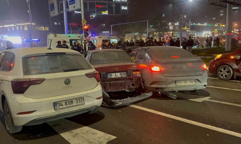 Elazığ'da zincirleme trafik kazası: 2 yaralı