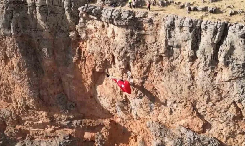 Elazığlı dağcılar kayalıklarda Türk bayrağı açtı