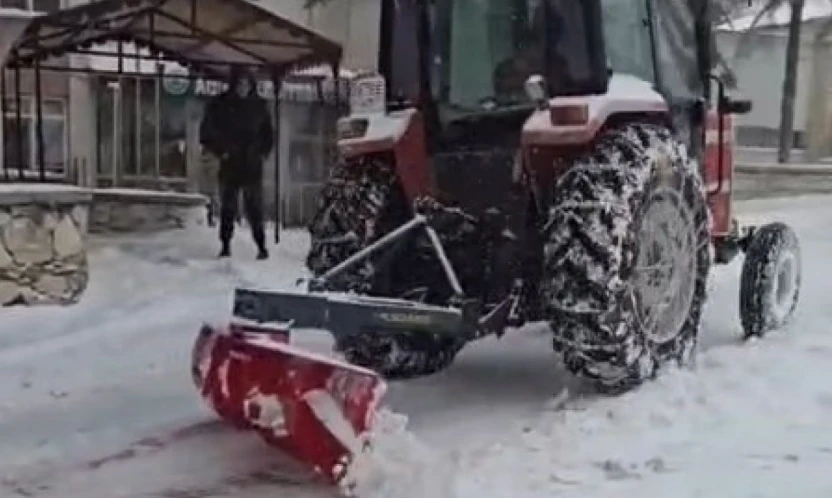 Elazığlı duyarlı vatandaşlardan karla mücadelede ekiplere destek