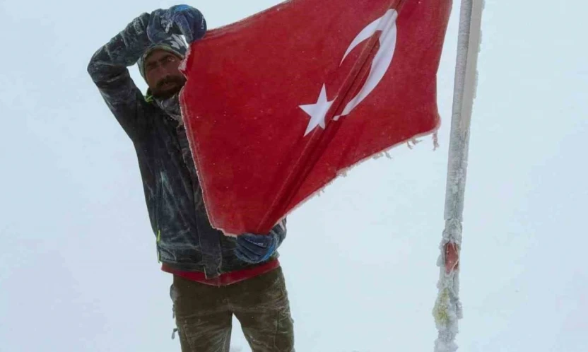 Elazığlı sporcu Cumhuriyet coşkusunu Erciyes'in zirvesine taşıdı