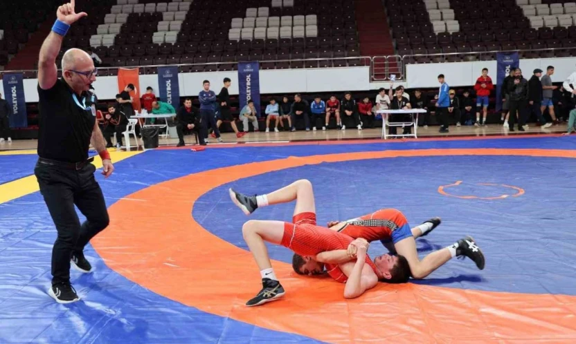 Gençler Güreş Müsabakaları Elazığ'da sürüyor
