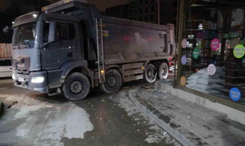 Hafriyat kamyonunun patlayan lastiği iş yerinin camlarını kırdı