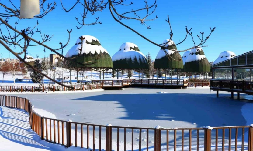 Hava sıcaklıklarının eksi 13'ü gördüğü kentte süs havuzları dondu