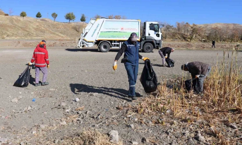 Hazar Gölü'nde temizlik çalışması