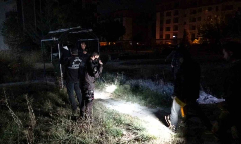 Hırsızlık zanlıları kaçarken silahla işçiyi yaraladı