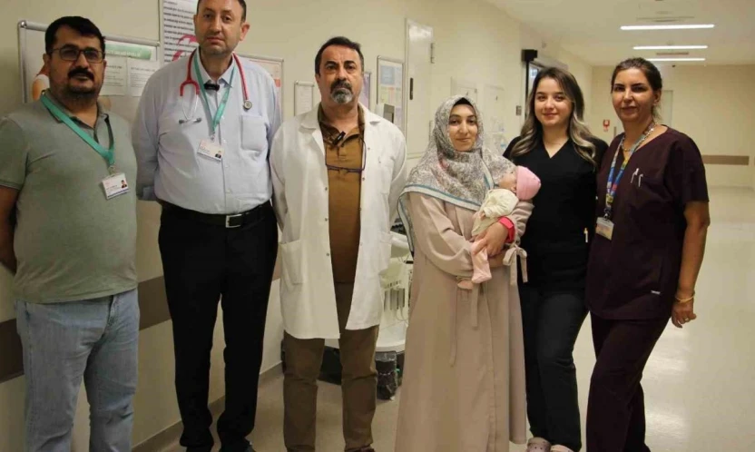 İç organları göğüs boşluğuna dolan bebek, başarılı ameliyatla hayata tutundu