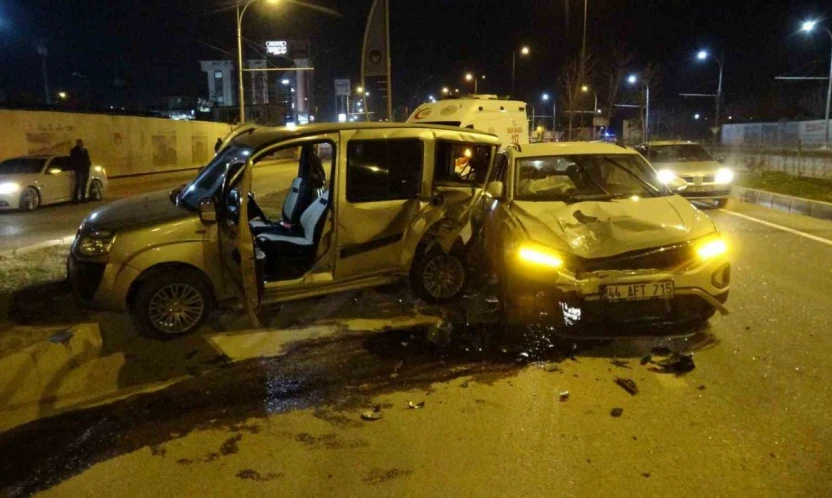 İki aracın kullanılamaz hale geldiği kazayı burunları bile kanamadan atlattılar