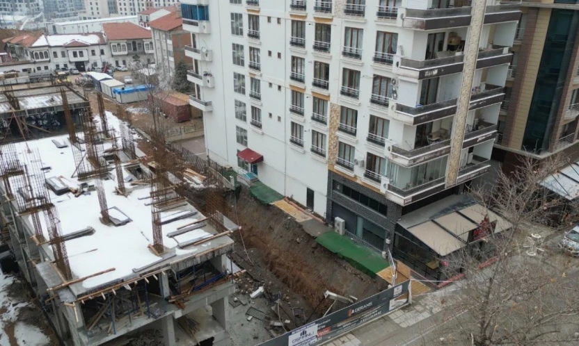 İstinat duvarı çöken bina havadan görüntülendi