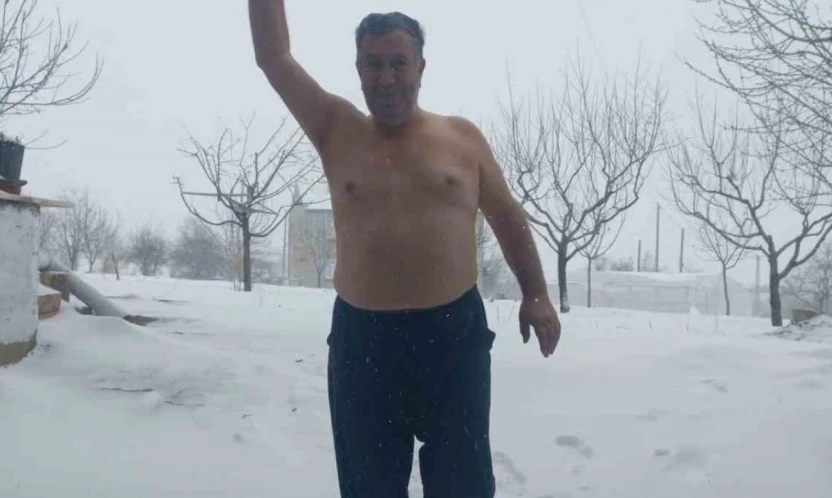 Kar sevinciyle üstsüz dışarı çıktı