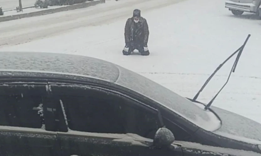 Kar yağışını görünce cadde ortasında secde etti