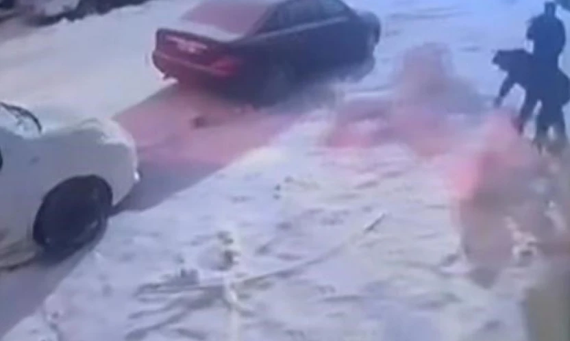 Kardan adama kafa attı