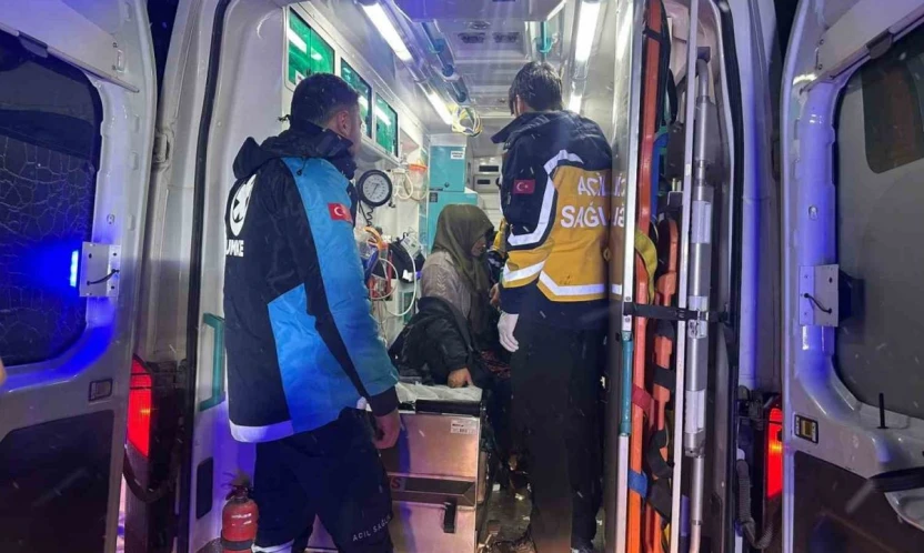 Karlı yollar aşıldı, hasta kadın kurtarıldı