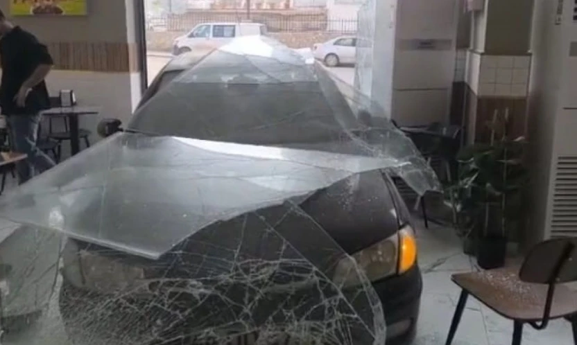 Kontrolden çıkan araç dönerciye girdi