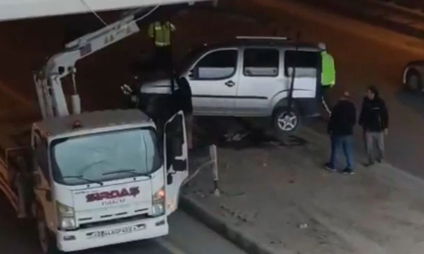 Kontrolden çıkan hafif ticari araç refüje çarptı: 1 yaralı