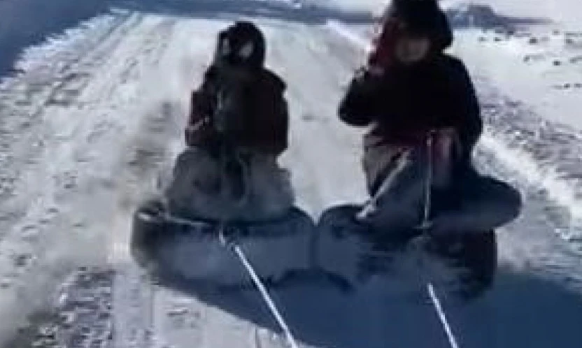 Lastiği kızak yapıp araçla çektiler: Çocukların kar eğlencesi kameralara yansıdı