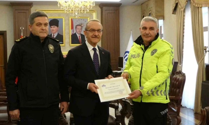 Maçta üşüyen çocuğa çorabını veren polis memuru ödüllendirildi