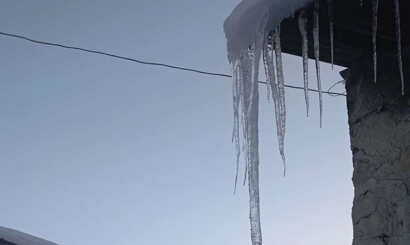 Malatya'da buz sarkıtları metreyle ölçüldü