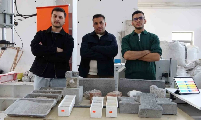 Malatya'da deprem enkazı beton yola dönüştü