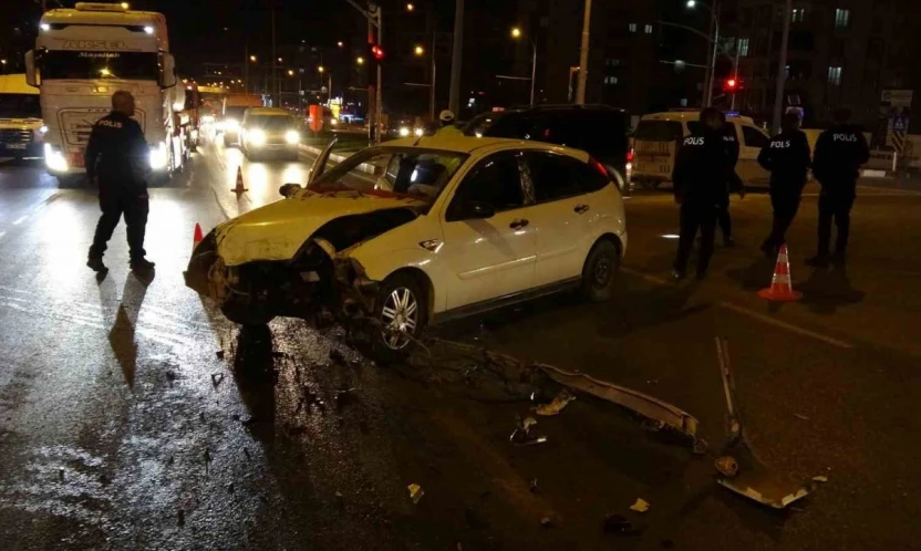 Malatya'da iki aracın çarpıştığı kazada ortalık savaş alanına döndü: 3 yaralı