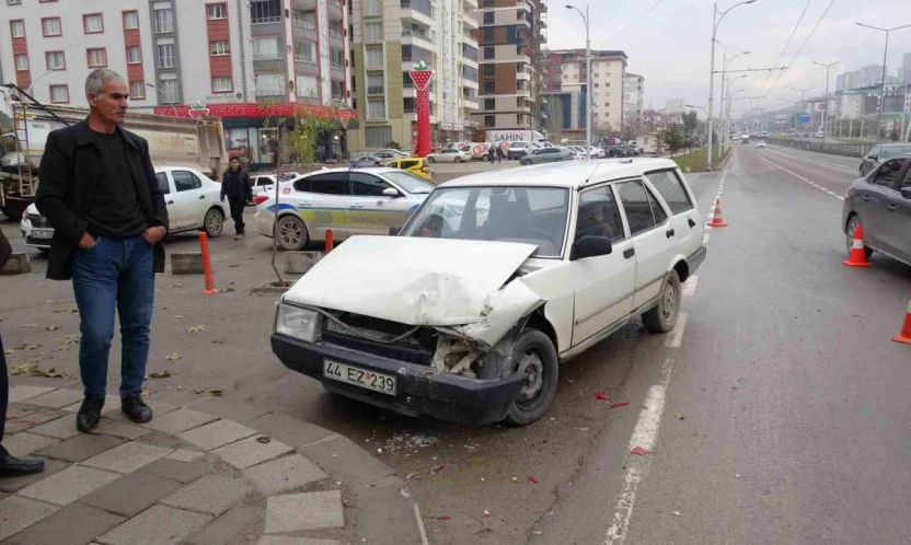 Malatya'da iki otomobil çarpıştı: 2 yaralı