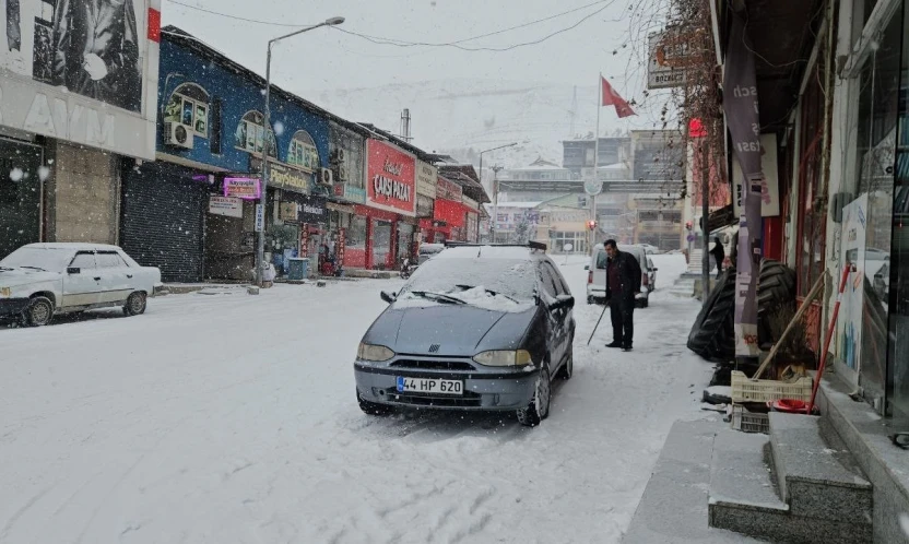 Malatya'da kar yağışı etkili oluyor
